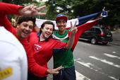 2014年6月11日，巴西圣保罗，在市中心附近的一个十字路口巧遇一群热情的智利球迷，还遇到了两位带着...