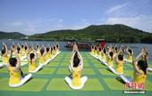 高清图：世界瑜伽日 长沙众瑜伽达人湖面秀身段