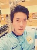 搜狐娱乐讯 昨日(10月20日)，韩国男演员权相佑在其微博上刊登了健身的照片，还留言道：“拍摄结束后...