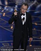 搜狐娱乐讯 第88届奥斯卡颁奖礼举行，汤姆-麦卡锡、乔希-辛格凭借《聚焦》获得最佳原创剧本。