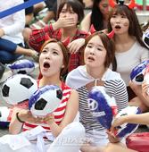 高清图：两地韩国球迷紧张看球 美女遗憾嘟嘟嘴