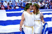 高清：情侣球迷热吻见证希腊奇迹 两将基情庆祝