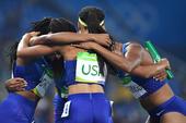 北京时间8月21日，里约奥运会田径女子4x400米接力结束争夺。美国队以3分19秒06摘金。牙买加队...