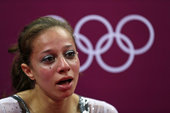 北京时间2012年7月29日，埃及体操选手Elzeiny在比赛中意外受伤，教练将其抱下赛场。Elze...