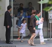 搜狐娱乐讯 早前，马伊�P带着一双女儿出现在某私家医院门口，医院工作人员早已等候在此，保姆抱着小女儿，...