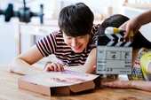 搜狐韩娱讯 韩国某比萨品牌公开了新一代形象代言人丁一宇笑容满面的广告现场照，甜美笑容迷人至极。在广告...
