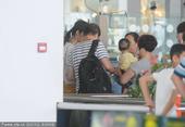 2014年05月22日讯，海南省三亚市，近日姚晨一家三口出现在三亚机场，当天抱着儿子小土豆走进机场的...