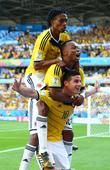 高清图：哥伦比亚VS希腊 阿尔梅罗庆祝闪电进球