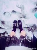 1月18日凌晨，日本东京开始下大雪，但仍能看到不少女高中生不畏严寒，身穿制服短裙，露出光滑大腿。