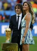2014年巴西世界杯决赛：德国vs阿根廷，巴西名模邦辰到场与明星丈夫汤姆·布拉迪共同观战