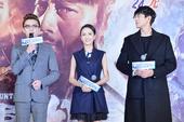 搜狐娱乐讯 即将于12月24日上映的贺岁档最好看电影《智取威虎山》，昨日剧组在上海举行新闻发布会。导...
