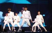 2014年8月8日，在天津大剧院，EXO组合正为粉丝表演。当日，亚洲人气天团EXO组合（Ｍ团＋Ｋ团，...