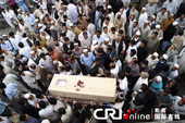 巴基斯坦空难遇难者亲属接收遗体