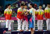 高清图：体操男团中国队丢冠 队员微笑接受颁奖