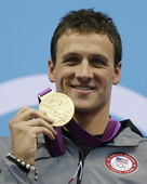 北京时间7月28日，2012年伦敦奥运会游泳赛场产生了首枚金牌，男子400米混合泳决赛，美国选手罗切...