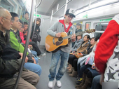 近日，2010快乐男声全国亚军刘心现身北京各大街头卖唱，备受网络热议。在路人拍到的画面和视频中，只见...