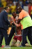 高清图：裸男闯法国VS瑞士赛场 被抓后跪地求饶
