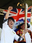 当地时间7月22日，中国钢琴家郎朗在伦敦参加奥运火炬传递。