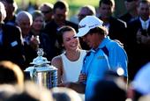 幻灯：PGA锦标赛杜夫纳夺冠 现场与爱妻秀恩爱