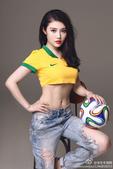 高清：中国足球宝贝力挺巴西 短款队服遮挡半球