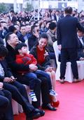 搜狐娱乐讯 (图文/CFP) 刚刚订婚不久的林依晨近日出席某商场开幕剪彩活动，身着一身红裙亮相的她满...