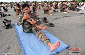 高清图：印度大兵练习瑜伽 硬汉画风瞬间变柔美