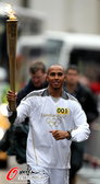 2012年7月9日，2012年伦敦奥运会前瞻，汉密尔顿参与火炬传递第52日。