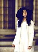 近日，陶红曝光了一组最新的巴黎复古风格写真，一席简约白裙的陶红徜徉在巴黎街头，搭配不同造型的帽子，画...