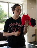 北京时间2016年8月21日，搜狐专访中国女篮队员陈晓佳，带着黑框眼镜的她一反赛场上霸气模样，嘟嘴和...