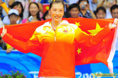 8月16日，张宁成功卫冕羽毛球女单冠军。在领奖台上，张宁身披国旗，流下了泪水。搜狐体育 程宫/图