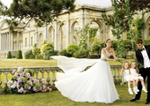 以简约高贵风格著称的英国皇室婚纱品牌Pronovias发布了最新广告，由摄影师Toni Bernad...