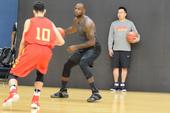 高清：詹姆斯中国行北京站 训练小球员玩儿空接