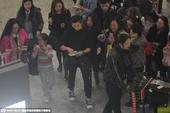 2015年01月06日讯，上海，早前，吴奇隆出现在上海虹桥机场。当天一身黑装的吴奇隆将羽绒服系在腰间...