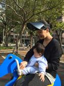 11月26日晚，大S在脸书晒出温馨母女照，她抱着7个月大的女儿汪希�h在公园骑玩具马，不在乎素颜戴着遮...