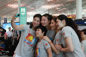 北京时间7月22日上午11点，中国女排从首都国际机场T3航站楼出发，飞赴伦敦，进行奥运会之前的最后备...