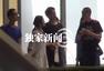 独家:周迅夫妇北京宴请亲友 十指紧扣分秒难分