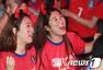 高清图：韩国球迷通宵看球 红魔美女啦啦队呐喊