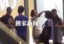 独家:周迅夫妇北京宴请亲友 十指紧扣分秒难分