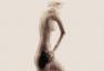 艺术系女生裸体呈现英文字母剪影