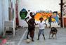 高清图：贫民窟里的足球少年 拖鞋当守门员手套