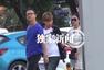 独家:周迅夫妇北京宴请亲友 十指紧扣分秒难分