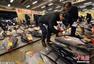 日本水产市场新年开市 巨型金枪鱼卖近24万元