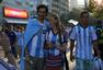 前方图：阿根廷球迷涌向球场 场外画起国旗脸谱
