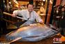 日本水产市场新年开市 巨型金枪鱼卖近24万元