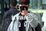 独家：李晨戴口罩现身机场 发现被拍怒指镜头