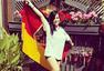 决赛粉丝团：德美女国旗遮胴体 半裸彩绘德球衣