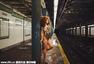 性感女模亮相纽约地铁 春光无限一改脏乱差形象