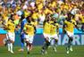 高清图：哥伦比亚3-0希腊 队员叠罗汉庆祝进球