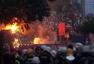 高清图：巴西被德国虐爆骚乱 球迷烧国旗烧大巴