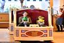 哈利-贝瑞与老公带孩子游迪士尼乐园 坐过山车